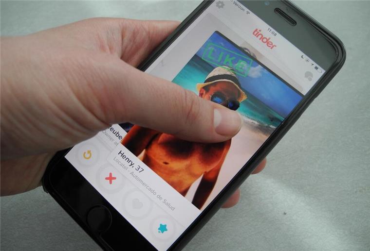 Handy mit der Tinder-App