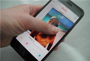 Handy mit der Tinder-App