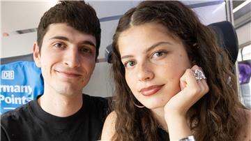 Mit der Deutschen Bahn geht es für das Geschwister-Duo nach Basel.