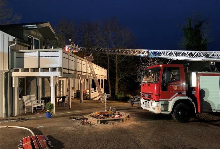Sittensen: Küchenbrand greift auf Dachstuhl über Mit der Drehleiter musste die Feuerwehr das Dach öffnen, um versteckte Glutnester gezielt ablöschen zu können.