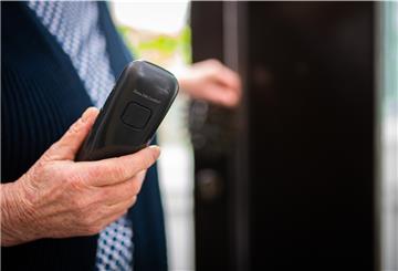 Mit der einen Hand am Telefon, mit der anderen an der Tür: Christine S. aus Langen wurde von einem angeblichen Bankmitarbeiter solange telefonisch „bequatscht“, dass sie einer angeblichen Polizistin noch während des Telefonats die Tür öffnete - die sich dreist in die Wohnung gedrängt und die alte Dame bestohlen hat.