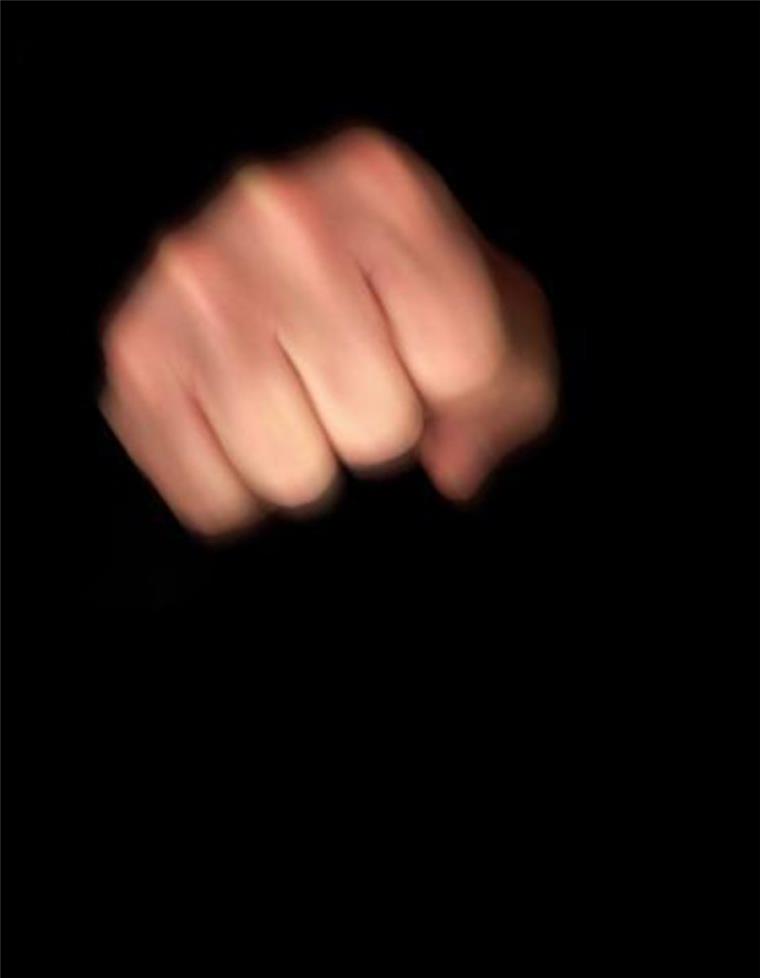 Mitte: Mann schlägt Opfer mit der Faust ins Gesicht Mit der Faust ins Gesicht: Ein Mann ist in der Nacht auf einem Parkplatz an der Rudloffstraße zusammengeschlagen worden.