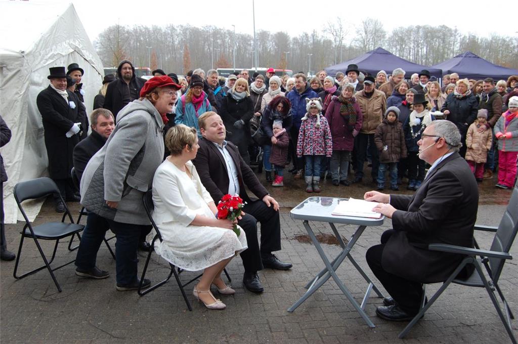 Mit der gelungenen Aufführung des Sketches &quot;Op`n Standesamt&quot; hat die T...