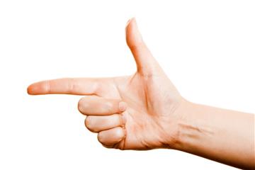 Mit der Hand formte der Senior laut Polizei eine Pistole, als er im Land Hadeln von einer Frau Geld forderte.