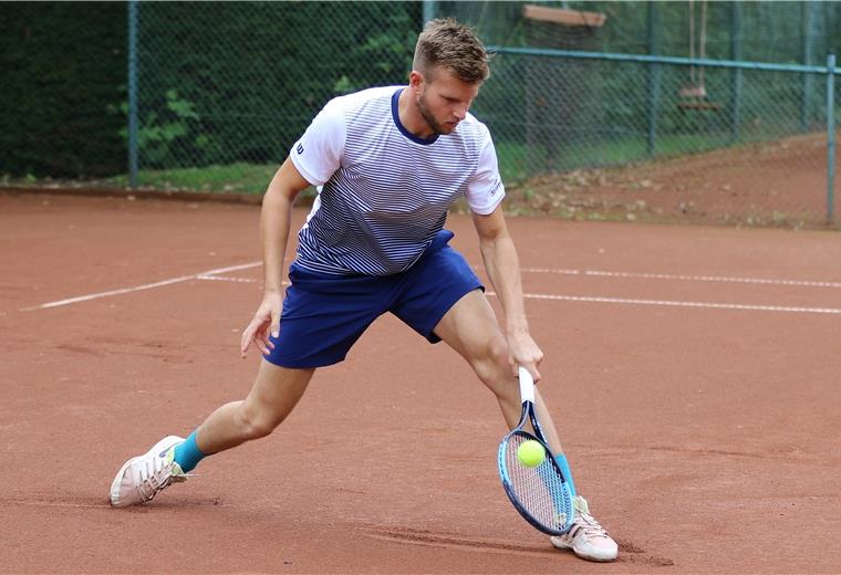 Tennisspieler zwischen Hoffen und Bangen Mit der Herrenmannschaft des SV Nordenham würde Lars Hibbeler nach dem letztjährigen Aufstieg in der Landesliga um Punkte kämpfen. Ob das klappt, entscheidet sich spätestens am 30. Mai.