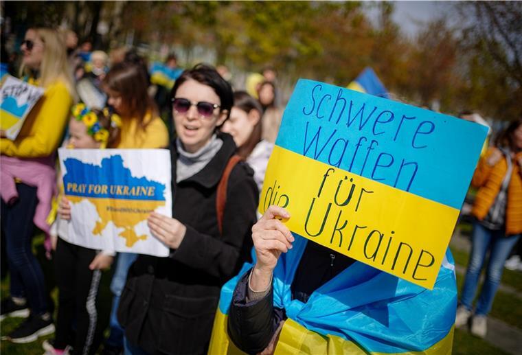 Bundestag billigt Lieferung schwerer Waffen an Ukraine Menschen aus der Ukraine demonstrieren vor dem Bundeskanzleramt gegen den Krieg in ihrer Heimat und fordern auf Transparenten die Lieferung schwerer Waffen.