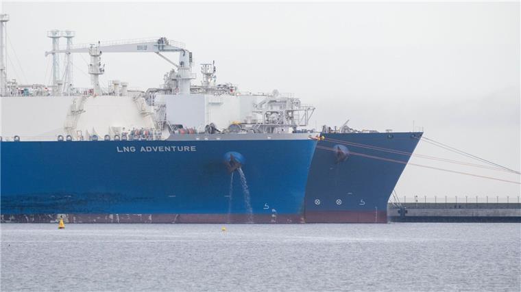 Importe über deutsche LNG-Terminals auf Rekordniveau Mit der „LNG Adventure“ ist vor rund einer Woche wieder ein LNG-Tanker beim Terminal an Rügens Küste angekommen.