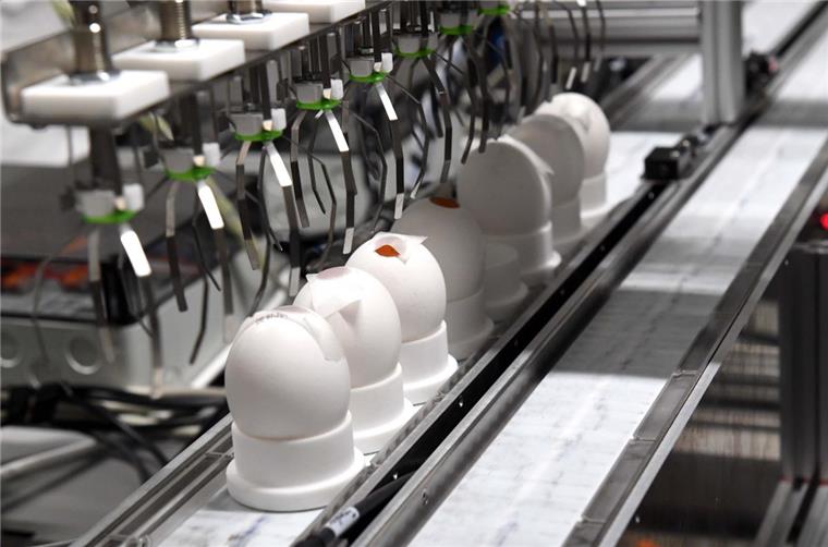 Geschlechtsbestimmung im Ei: Alternative zum Töten der Eintagsküken Mit der Maschine soll das Geschlecht der Küken schon im Ei bestimmt werden. Dafür wird ein 12 Millimeter großes Loch gelasert. Ist das Ei „weiblich“, wird es zugeklebt und wandert wieder in den Brutschrank.
