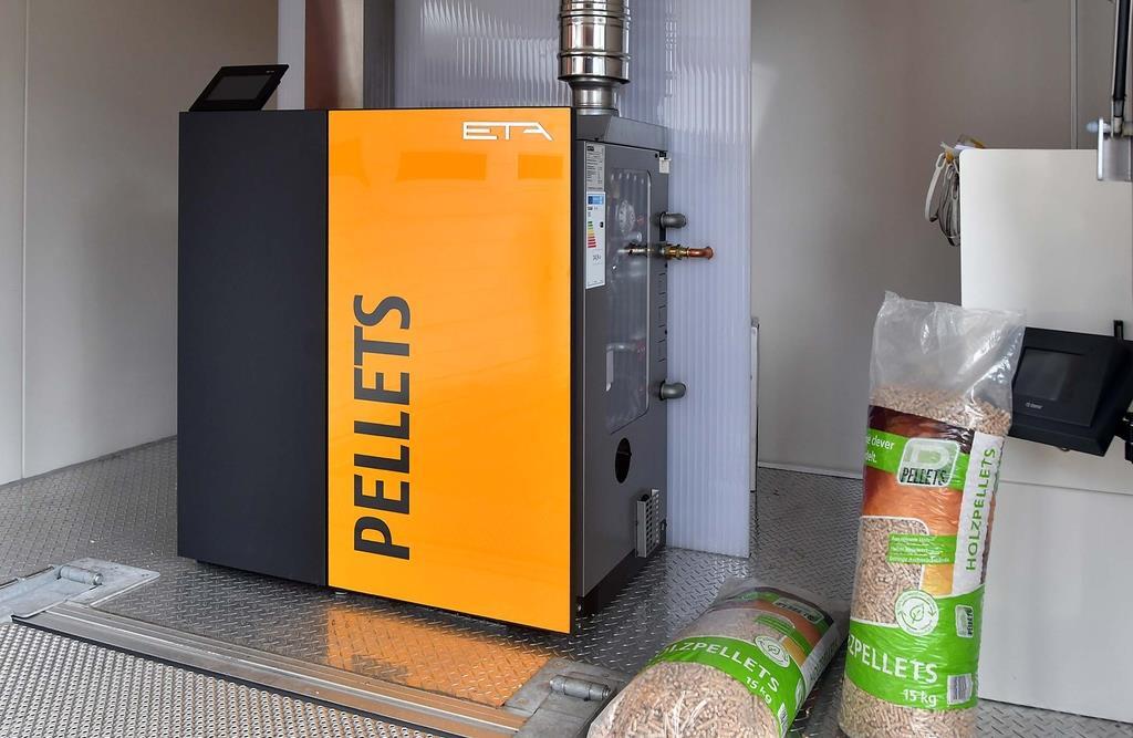 Mit der mobilen Pelletheizung können auch Lieferengpässe aufgefangen werden.