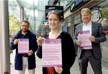 Mit der Plakatakrion „Gemeinsam gegen Häusliche Gewalt“ machenFrank Stickel von der Gewoba, Clara Friedrich, Leiterin des ZGF, und Sieghard Lückehe von der Stäwog (v.l.) auf das Hilfetelefon für Frauen aufmerksam.