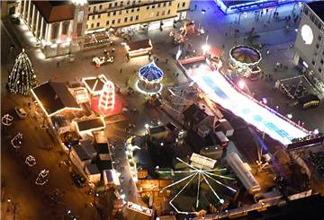 Mit der Riesenrutsche auf dem Theodor-Heuss-Platz  (rechts im Bild) haben die Veranstalter einen Volltreffer gelandet. Nicht nur die großen und kleinen Besucher der Weihnachtswelt waren mehr als begeistert von der Anlage. Auch die Betreiber der Bahn aus Bremen-Weyhe sind zufrieden.