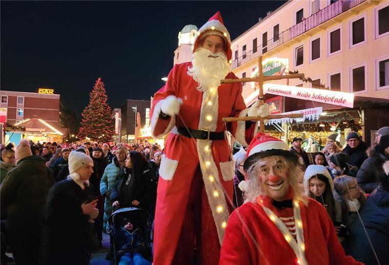Aktionen auf dem Bremerhavener Weihnachtsmarkt: Nikolausumzug und Rudelsingen Weihnachtsmann-Marionette im Getümmel des Bremerhavener Weihnachtsmarkts