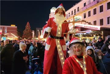  Weihnachtsmann-Marionette im Getümmel des Bremerhavener Weihnachtsmarkts