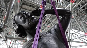 Mit der Rückkehr der Statue des Apostels Thomas ist die Gruppe aus 16 Kupferstatuen am Turm von Eugène Viollet-le-Duc komplett.