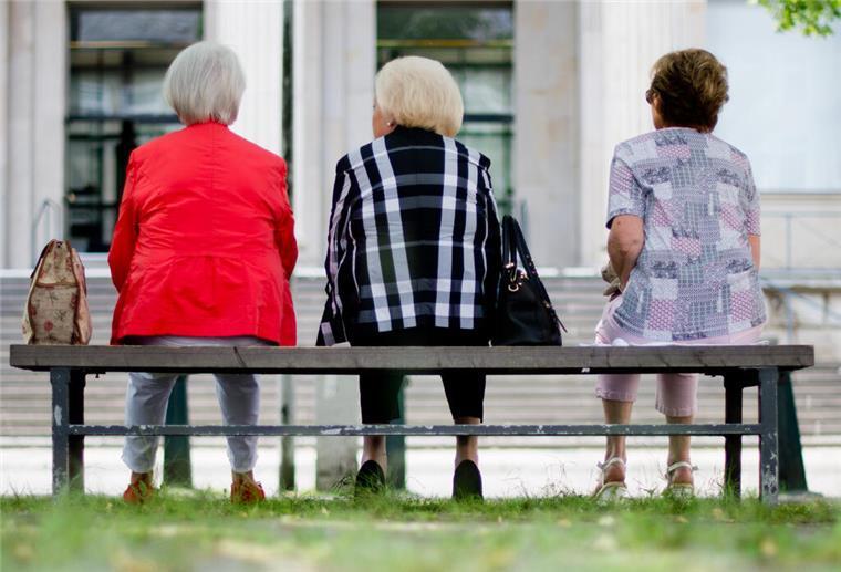 Leben wir zu lange für die Rente? So lange reicht das Geld noch Drei ältere Frauen sitzen am 12.06.2013 auf einer Bank in Hannover.