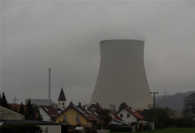 Wasserdampf steigt aus dem Kühlturm des Kernkraftwerks Isar 2.