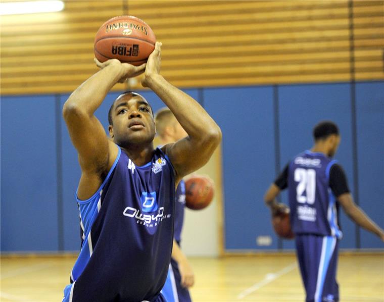 Malu denkt gerne an seine Zeit bei den Eisbären zurück Mit der U19-Mannschaft der Eisbären ist Jonathan Malu 2012 deutscher Vizemeister geworden. Foto Scheer