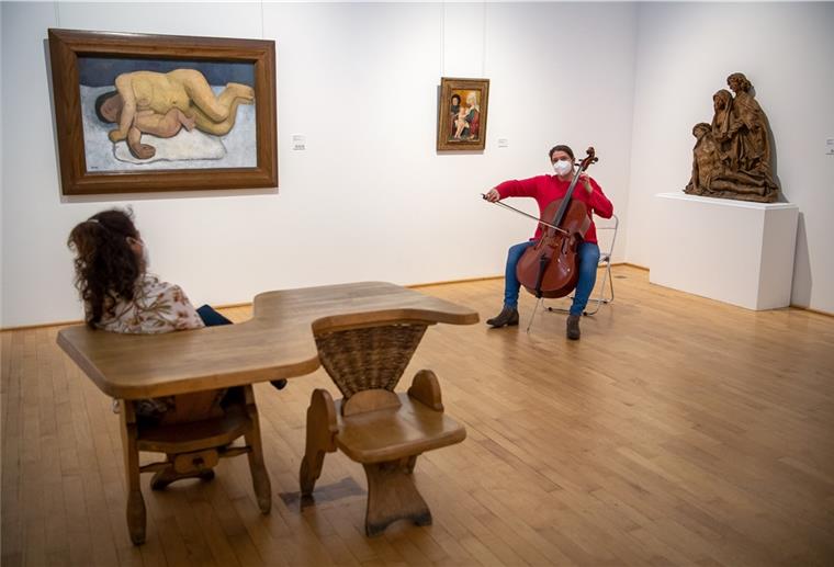 Bremer Musiker versteigern private Konzerte Hanna Weber, Musikerin bei den Bremer Philharmonikern, spielt Cello im Paula Modersohn-Becker Museum. Mit der Versteigerung von Konzerten und Mitmach-Aktionen wollen die Philharmoniker Geld für den Klimaschutz sammeln.