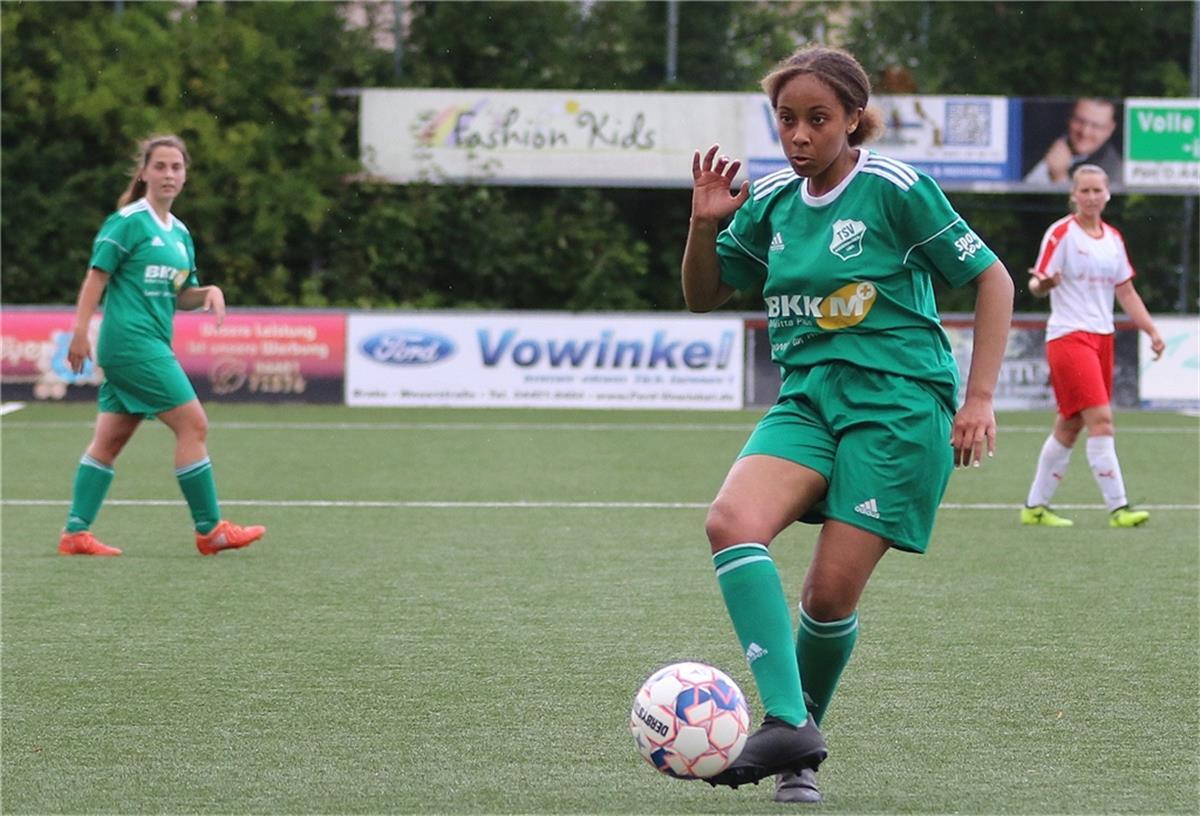 Mit der zur Halbzeit eingewechselten Noemi Janke (am Ball) verlor der TSV Abbehausen beim FSV Jever nach Elfmeterschießen.