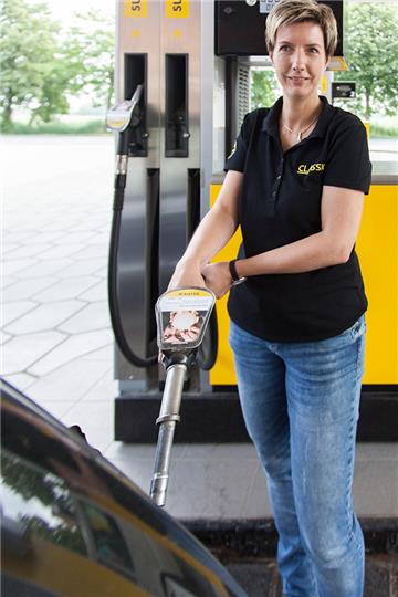 Mit Diesel, Super und Reifendruck kennt Birgit Goldhammer (Foto Leuschner), Inhaberin der Firma Goldhammer in Mulsum, bestens aus. Den Begriff „Durchtanken“ aus der Fußballsprache habe sie allerdings noch nie gehört. Bezeichnet wird damit das kraftvolle Durchbrechen der gegnerischen Abwehrreihe. Auf dem Platz machte etwa der ehemalige Bayern-Profi und „wandelnde Kühlschrank“ Carsten Jancker dem Begriff alle Ehre. Das Beste an einer Fußball-Weltmeisterschaft ist für Goldhammer die Ruhe überall. „Man kann sehr gut Einkaufen gehen, wenn die Spiele laufen.“ (ike)