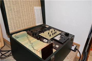 Mit diesem alten Messgerät prüft Ernst Schmidtmann die Röhren der Radios.