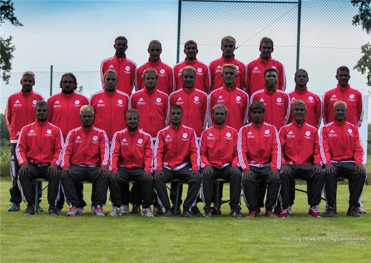 Nach Angriff auf sudanesischen Spieler: Mannschaft demonstriert Zusammenhalt Mit diesem Bild demonstriert der Deinster SV Solidarität mit ihrem Mitspieler Emad Babiker.