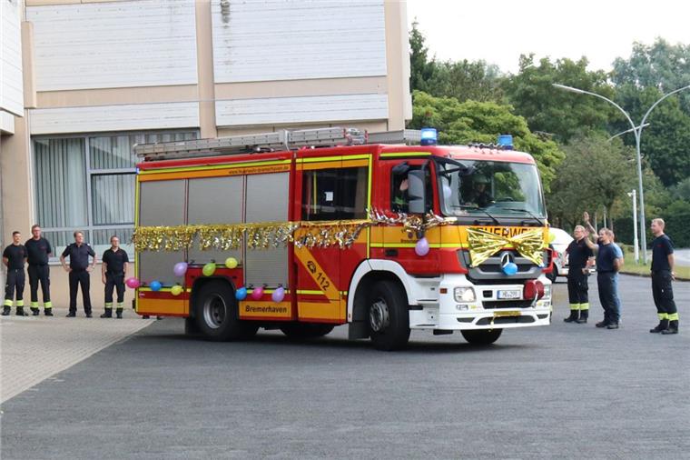 Mit diesem bunt geschmückten Wagen wurde der Kollege nach Hause gefahren.