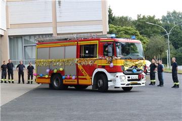Mit diesem bunt geschmückten Wagen wurde der Kollege nach Hause gefahren.
