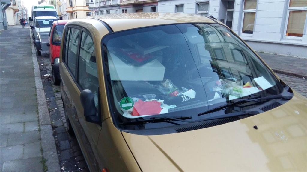 Mit diesem ebenfalls zugemüllten Wagen soll der Bewohner des Hauses noch fahren,...