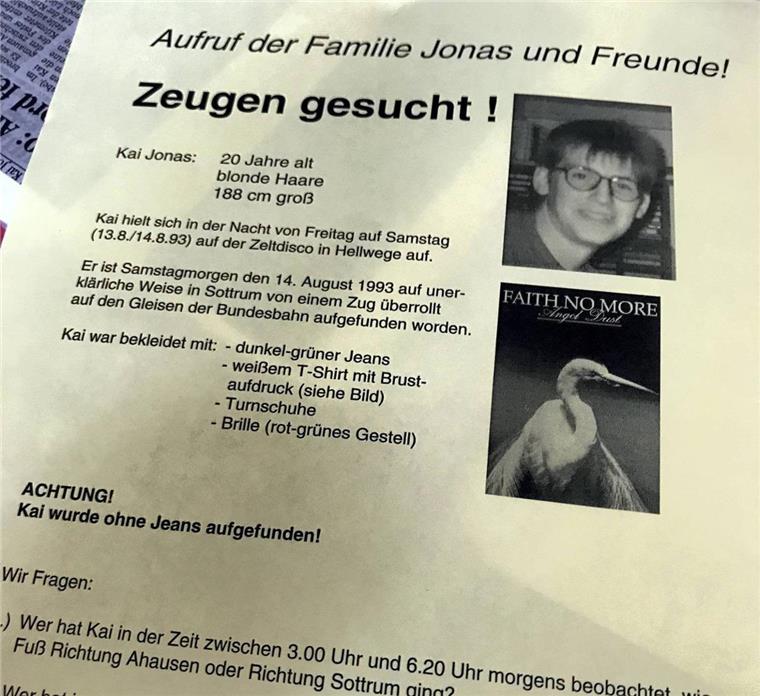 Warum starb Kai Jonas? Polizei rollt Sottrumer Fall nach 26 Jahren neu auf Mit diesem Flugblatt haben Familie und Freunde 1993 um Hinweise auf den Tod von Kai Jonas gebeten. Der 20-Jährige galt als Kumpeltyp, der Streit aus dem Weg ging. Ob er Selbstmord beging? Die Polizei hat Zweifel.