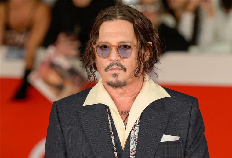 Mit diesem Look kennt man Johnny Depp. Auf einem Foto auf Instagram sieht er etwas anders aus. (Archivbild)