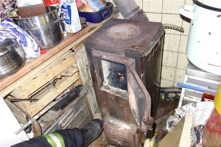 Komplett vermülltes Haus in Lehe: Die Feuerwehr muss anrücken Mit diesem Ofen ist Feuer gemacht worden - weil laut Feuerwehr alles mögliche zum Heizen verwendet wurde, kam es zu der Rauchentwicklung.