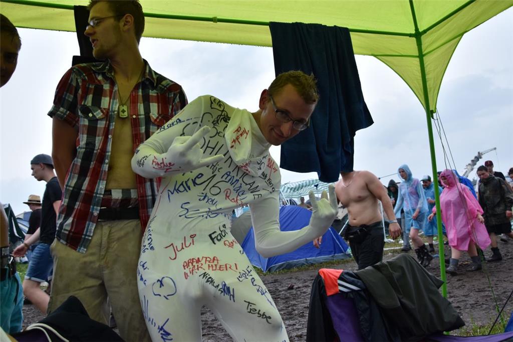 Mit diesem originellen Outfit zieht dieser Besucher auf jeden Fall neugierige Bl...