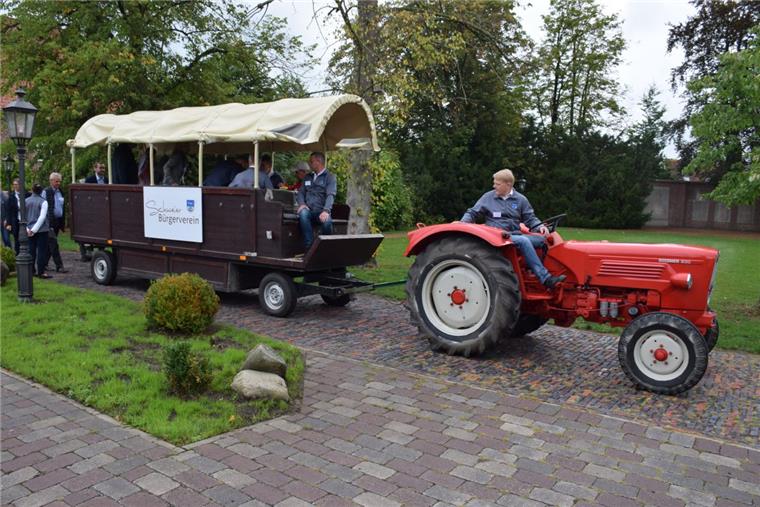 "Unser Dorf hat Zukunft": Schwei im Finale des Landeswettbewerbs Mit diesem Planwagen, gezogen von einem feuerroten Trekker, wurde die Jury durch Schwei kutschiert.