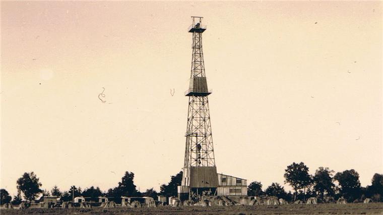 Ostertimke: Keiner weiß, wo der Bohrschlamm liegt Mit diesem Turm wurde 1958 in Ostertimke nach Öl gesucht. Heute suchen Behörden und Bürger nach dem Bohrschlamm, der dabei angefallen sein muss.
