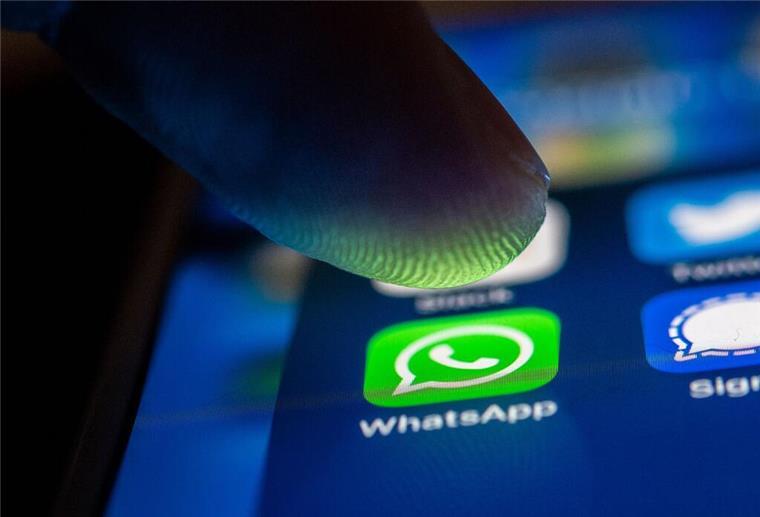WhatsApp-Ärger wegen KI: Diese Messenger schützen deine Daten besser Die App WhatsApp auf einem Handydisplay.