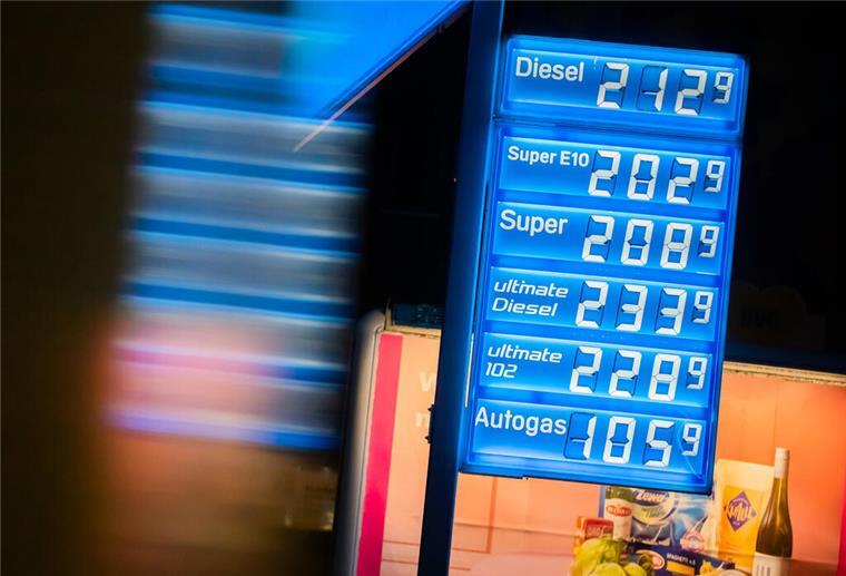Tank-Tipps: So spart ihr das meiste Geld Das Preisschild einer Tankstelle. Mit diesen Tipps kann beim Tanken bares Geld gespart werden.