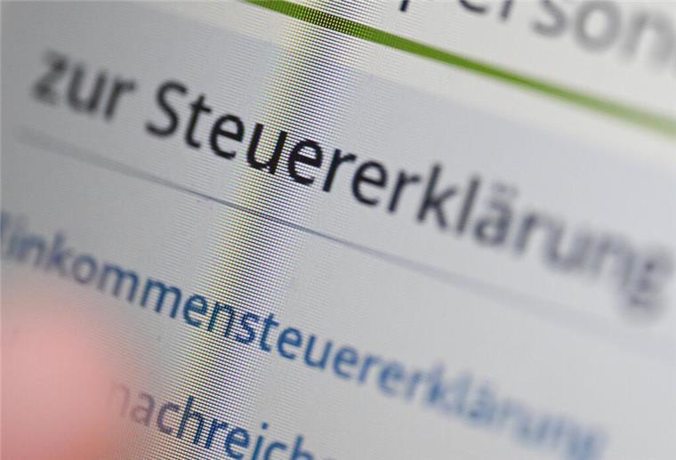 Aufgepasst! 9 Dinge, die fast jeder von der Steuer absetzen kann Die Steuererklärung auf einem Bildschirm