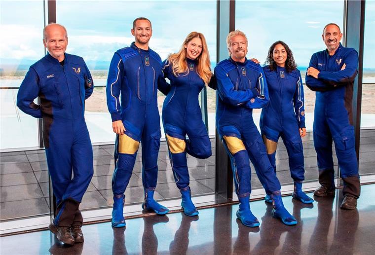 Milliardär fliegt am Sonntag in den Weltraum Mit dieser Crew will Richard Branson (Vierter von links) in den Weltraum fliegen.