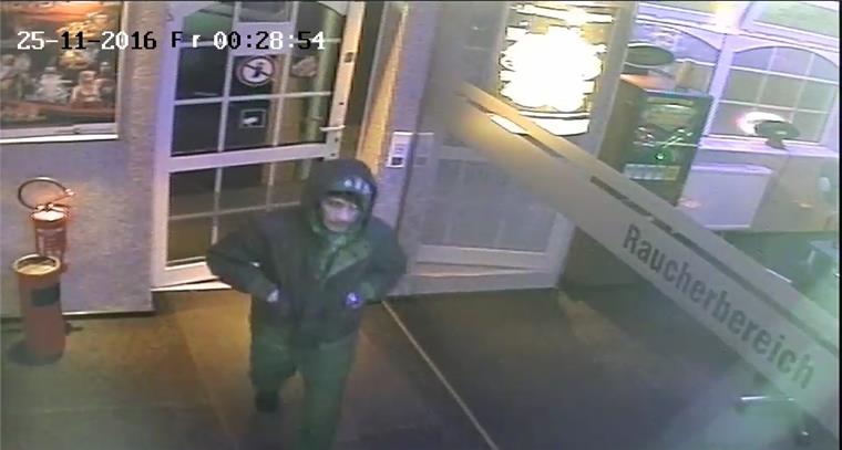 Wer kennt diesen Mann? Spielhalle mit Messer überfallen Mit dieser Videoaufnahme fahndet die Polizei nach einem Spielhallenräuber.
