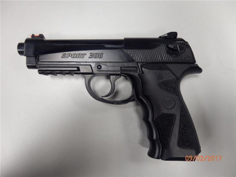 "Brisante Situation": Mann hantiert mit Pistole in Zug - und riskiert seine Gesundheit Mit dieser Waffe hantierte ein junger Pole in einem Zug auf dem Weg nach Bremen.