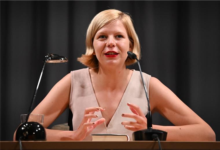 Schaurig ist‘s, übers Moor zu gehen Mit Down-Syndrom, Kümmerer-Gen und rechtsradikaler Gesinnung: Drei sehr unterschiedliche Schwestern schickt Amanda Lasker-Berlin in ihrem Debütroman „Elijas Lied“ auf eine Moorwanderung.