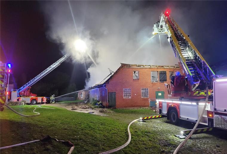 Großbrand zerstört Bauernhaus bei Selsingen: Über 120 Einsatzkräfte im Einsatz Mit Drehleitern wurde der Brand „von oben“ gelöscht.