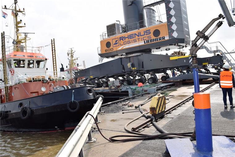 Midgard-Hafen in Nordenham: Neuer Kran rollt souverän an Land Mit drei Schleppern war der Ponton so positioniert worden, dass der mobile Hafenkran am Montagnachmittag an Land fahren konnte.
