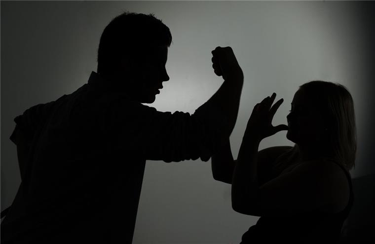 Wesermarsch: 250 Frauen pro Jahr werden Opfer häuslicher Gewalt Mit durchschnittlich 250 Fällen von häuslicher Gewalt - fast immer gegen Frauen - befasst sich die Beratungsstelle in der Wesermarsch
