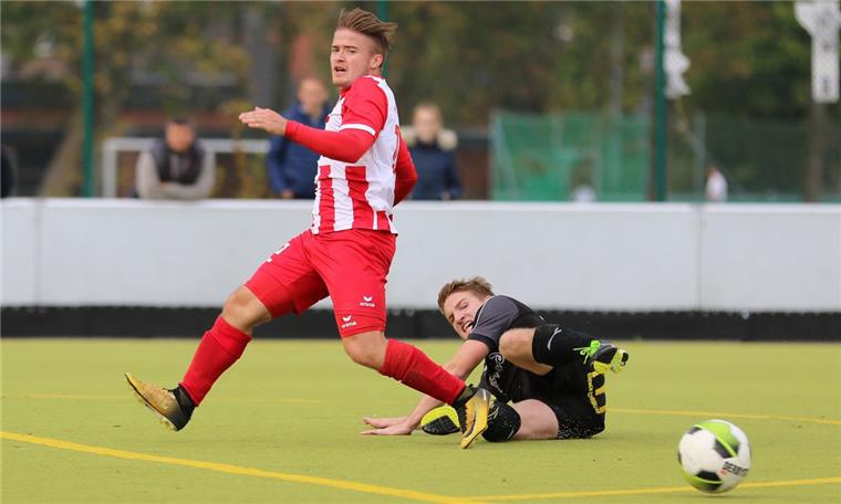 Abbehauser Fußballer feiern Sieg gegen Tabellenführer Mit Eike Reesing (rechts) sorgte der TSV Abbehausen für die Überraschung in der Fußball-Bezirksliga. Die Abbehauser stürzten den VfL Wildeshausen von der Tabellenspitze und sorgten für dessen erste Niederlage.