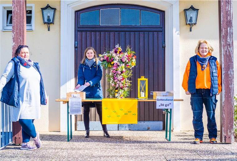 Biertisch und Blütenrausch für die „Kirche to go“ Mit einem Altar lädt das Team der Markuskirche mit Küsterin Yasmin Schuster, Pastorin Friederike Köhn und Segelmacherin Eva Erkenberg zum „Gottesdienst to go“ für Zuhause ein.