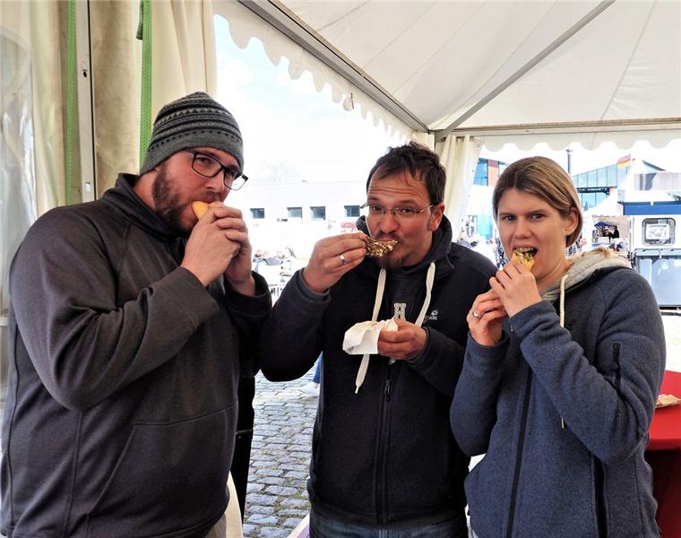 Fischparty im Fischereihafen geht weiter Mit einem Augenzwinkern verriet das Ehepaar Lorkowski aus Langen (rechts), dass ihr Freund Dough extra aus den USA zur Fischparty angereist sei. Allen Drei schmecken jedenfalls die Thunfisch Wraps und die Muschel.