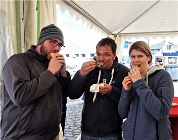 Mit einem Augenzwinkern verriet das Ehepaar Lorkowski aus Langen (rechts), dass ihr Freund Dough extra aus den USA zur Fischparty angereist sei. Allen Drei schmecken jedenfalls die Thunfisch Wraps und die Muschel.