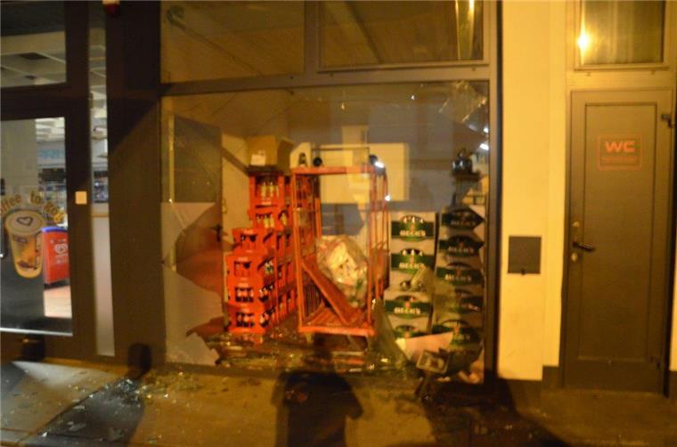 Mit einem Auto sind Einbrecher mitten in das -Schaufenster einer Tankstelle in der Hafenstraße gefahren. 